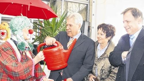 Alles im Griff: Ausgerechnet rote Gießkannen erhält Minister Glos beim Besuch der Herbstmesse des Landmaschinen-Händlers Müller in Holzhausen (Lkr. Schweinfurt). Ilse Glos und der Schweinfurter Landrat Harald Leitherer sind amüsierte Beobachter. Alles im Griff: Ausgerechnet rote Gießkannen erhält Minister Glos beim Besuch der Herbstmesse des Landmaschinen-Händlers Müller in Holzhausen (Lkr. Schweinfurt). Ilse Glos und der Schweinfurter Landrat Harald Leitherer sind amüsierte Beobachter.