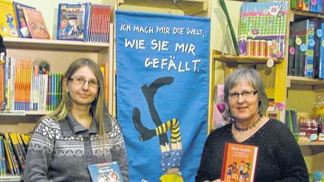 Großes Sortiment: Die Inhaberin des Bücherkistles, Carmen Seubert, Tochter Fabienne und Kundin Margit Werner lieben die Bücher von Astrid Lindgren. Großes Sortiment: Die Inhaberin des Bücherkistles, Carmen Seubert, Tochter Fabienne und Kundin Margit Werner lieben die Bücher von Astrid Lindgren.