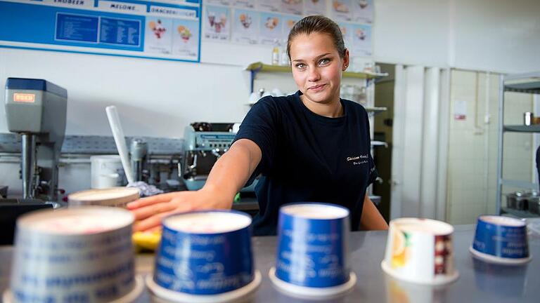 Ferienjobber in Firmen gern gesehen - Ob in der Eisdiele, der Industrie oder im Supermarkt: Sind Ferienjobs (Symbolbild) im Sommer bei Schülern noch beliebt? Ferienjobber in Firmen gern gesehen - Ob in der Eisdiele, der Industrie oder im Supermarkt: Sind Ferienjobs (Symbolbild) im Sommer bei Schülern noch beliebt?