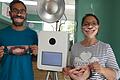 Keep smiling: Marc und Susanne Arndt bieten in Schwebheim &quot;Lächelnde Masken&quot; aus der Fotobox an.