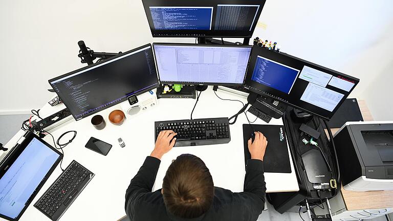 Vor mehreren Bildschirmen sitzt der IT-Forensiker Hannes Pollach in seinem Büro in der Zentralstelle Cybercrime Bayern in Bamberg und sucht nach Spuren, die Täter möglicherweise im Internet hinterlassen haben. Vor mehreren Bildschirmen sitzt der IT-Forensiker Hannes Pollach in seinem Büro in der Zentralstelle Cybercrime Bayern in Bamberg und sucht nach Spuren, die Täter möglicherweise im Internet hinterlassen haben.