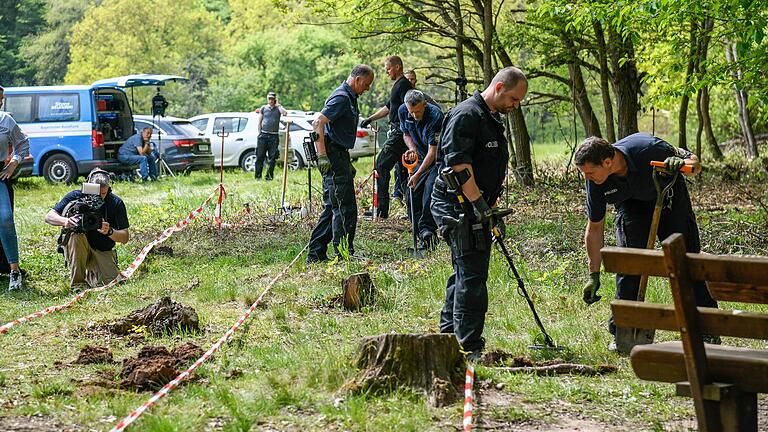 Intensiv suchten Polizisten in dieser Woche in Wörth den Waldboden ab - und fanden ein Messer. Ob es die Tatwaffe ist, mit der vor 31 Jahre Klaus Berninger umgebracht wurde, wird jetzt geprüft.