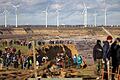 Nordrhein-Westfalen       -  Besucher stehen direkt an der Kante des Tagebaus Garzweiler II in Lützerath.