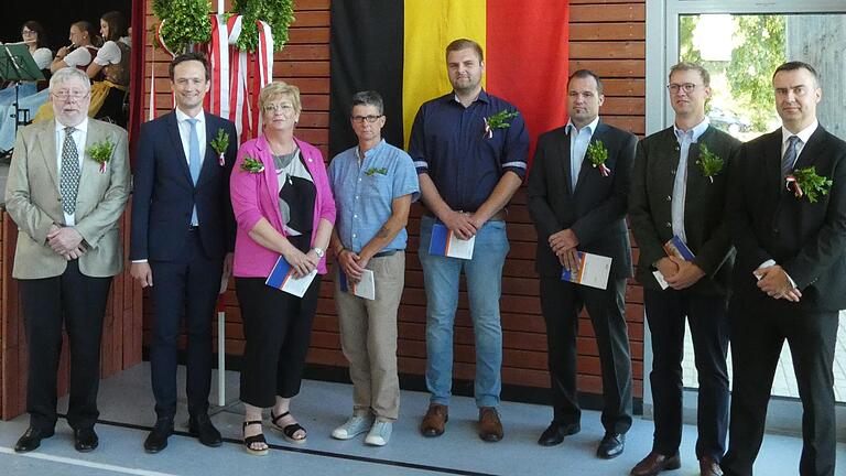 Fünf neue Siebener hießen (von links) Kreisobmann Erhard Rückert und Landrat Florian Töpper willkommen: Stefanie Dusold (Wiebelsberg), Daniela Schenk (Donnersdorf), Julian Ziegler (Stammheim), Stefan Schättler und Ulrich Schemmel (beide Lülsfeld). Michael Reus (rechts) freut sich auf eine gute Zusammenarbeit der Feldgeschworenen mit seiner Behörde. Fünf neue Siebener hießen (von links) Kreisobmann Erhard Rückert und Landrat Florian Töpper willkommen: Stefanie Dusold (Wiebelsberg), Daniela Schenk (Donnersdorf), Julian Ziegler (Stammheim), Stefan Schättler und Ulrich Schemmel (beide Lülsfeld). Michael Reus (rechts) freut sich auf eine gute Zusammenarbeit der Feldgeschworenen mit seiner Behörde.
