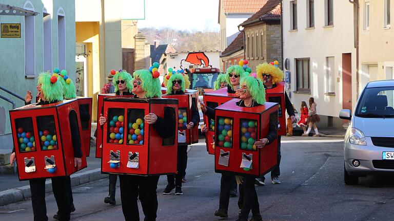 Der AKV Arnstein lud am Sonntag zum Faschingszug mit familienfreundlichem Konzept ein