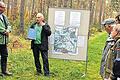Die Zukunft des Waldes im Visier: Bei einer Waldbegehung im Gemeindewald bei Hörblach nahm Bürgermeister Lothar Nagel (links) von Forstbereichsleiter Klaus Behr (Zweiter von links) das neue Revierbuch entgegen. Interessiert folgten die Gemeinderäte den Ausführungen Behrs.