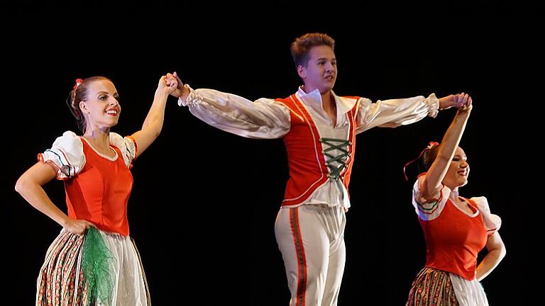 Ein ungarisches Trio: Alicia Reuß, Yannick Reuß und Lorraine Bühl verlegen ihren Tanz kurzerhand nach Ungarn. Ein ungarisches Trio: Alicia Reuß, Yannick Reuß und Lorraine Bühl verlegen ihren Tanz kurzerhand nach Ungarn.
