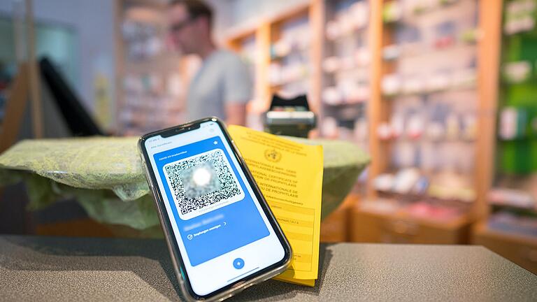 Seit Montag besteht auch in etlichen Apotheken in Rhön-Grabfeld (Symbolfoto) die Möglichkeit, einen digitialen Impfnachweis zu erhalten. Er dient als Ergänzung zum herkömmlichen Impfpass, um seinen vollständigen Impfschutz gegen das Coronavirus nachweisen zu können. Seit Montag besteht auch in etlichen Apotheken in Rhön-Grabfeld (Symbolfoto) die Möglichkeit, einen digitialen Impfnachweis zu erhalten. Er dient als Ergänzung zum herkömmlichen Impfpass, um seinen vollständigen Impfschutz gegen das Coronavirus nachweisen zu können.