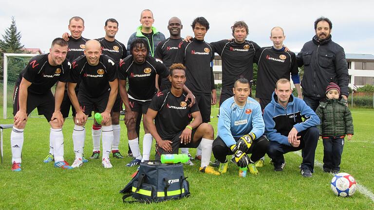 Ein illustres Team: die Mannschaft von Afrika United auf Island – und mittendrin Christian Aumüller (hinten, Dritter von links. Ein illustres Team: die Mannschaft von Afrika United auf Island – und mittendrin Christian Aumüller (hinten, Dritter von links.