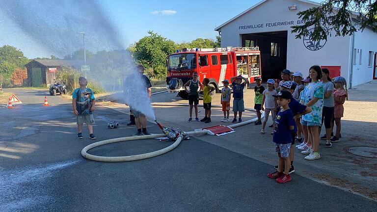 Aufgrund der hohen Temperaturen im August wurde ein behelfsmäßiger Wasserwerfer gebaut.