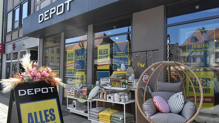 'Totaler Räumungsverkauf' und 'Alles reduziert' ist derzeit auf Plakaten am Depot-Markt in Bad Neustadt zu lesen.