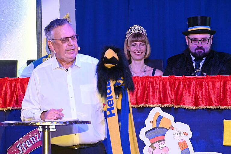 Ein Pfarrer und sein Höchberger Krack im Zwiegespräch: Pfarrer Matthias Lotz und sein Vogel auf der Bühne, im Hintergrund das Prinzenpaar Franziska I. und Claudius I. Ein Pfarrer und sein Höchberger Krack im Zwiegespräch: Pfarrer Matthias Lotz und sein Vogel auf der Bühne, im Hintergrund das Prinzenpaar Franziska I. und Claudius I.