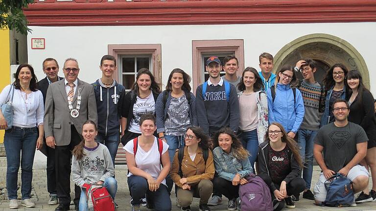 Die Gäste aus Italien und Tschechien des Münsterschwarzacher Gymnasiums empfing auch der Bürgermeister der Gemeinde Schwarzach, Volker Schmitt (Dritter von rechts). Die Gäste aus Italien und Tschechien des Münsterschwarzacher Gymnasiums empfing auch der Bürgermeister der Gemeinde Schwarzach, Volker Schmitt (Dritter von rechts).