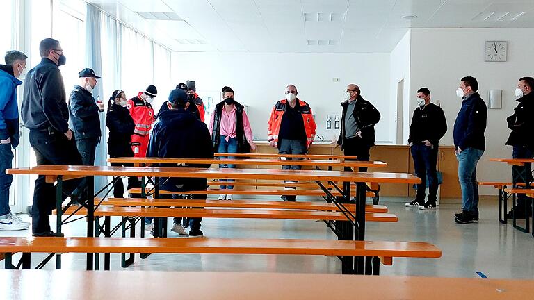 Vertreter der Freiwilligen Feuerwehr Marktheidenfeld und des Bayerischen Roten Kreuz besichtigen zusammen mit Denise Dörner vom Landratsamt Main-Spessart den Speisesaal der Notunterkunft im ehemaligen Krankenhaus in Marktheidenfeld.