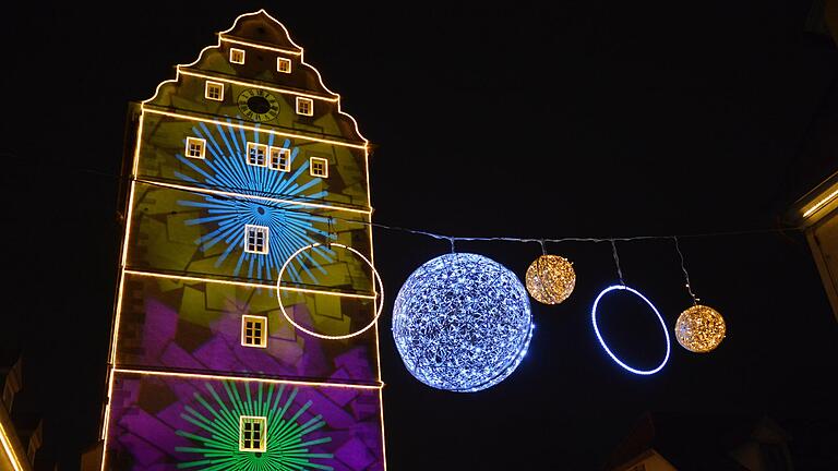 Wird die Silhouette des Hohntors (Archivfoto) auch in der kommenden Weihnachtszeit beleuchtet? Darüber war sich der Stadtrat von Bad Neustadt in der Diskussion um das Einsparen von Energie noch nicht einig.&nbsp;