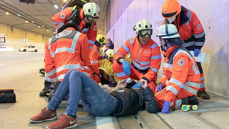 Erste Hilfe im Würzburger Katzenbergtunnel: Mehr als 200 Einsatzkräfte und Darsteller haben in der Nacht vom Samstag auf Sonntag den Ernstfall nach einem Autobrand geprobt.