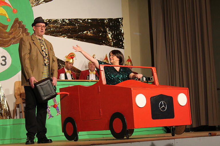 Mit Brigitte und Herbert Schwertfeger (Bettina Bach-Umhöfer und Ralf Sick) begab sich das Publikum auf eine lustige Autofahrt mit einem Ehepaar. Mit Brigitte und Herbert Schwertfeger (Bettina Bach-Umhöfer und Ralf Sick) begab sich das Publikum auf eine lustige Autofahrt mit einem Ehepaar.