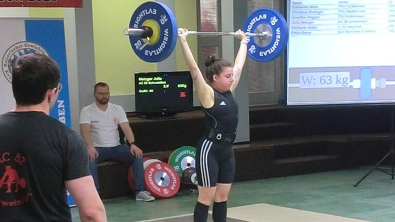 Im Bild Julia Metzger bei der Bayerische Meisterschaft der Masters im Gewichtheben.