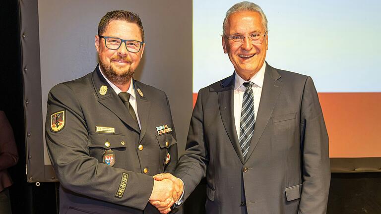 Vor einem Jahr erhielt Kreisbrandinspektor Alexander Bönig (links) vom bayerischen Innenminister Joachim Herrmann das Steckkreuz als höchste Auszeichnung der bayerischen Feuerwehren.