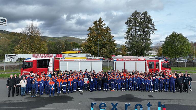 Jugendfeuerwehrmänner und -frauen mit ihren Betreuern und Betreuerinnen informierten sich bei Bosch Rexroth in Lohr über die Werkfeuerwehr, das Ausbildungsangebot und den Standort Zum Eisengießer.