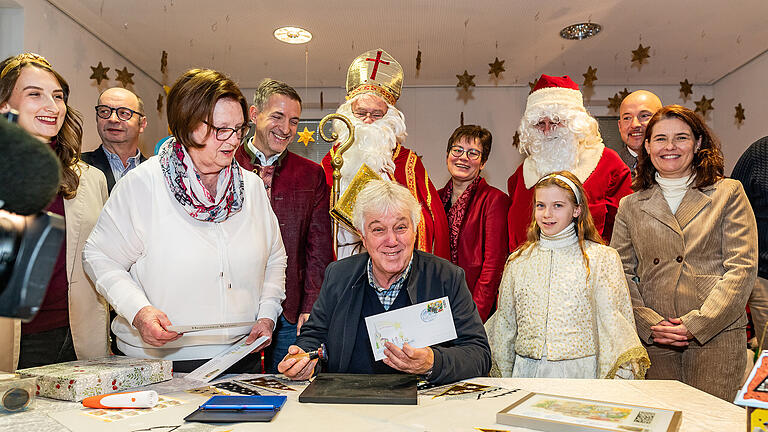 Ehrengast Rolf Zuckowski bei der Eröffnung des Weihnachtspostamts am Sonntag 01.12.24 in Himmelstadt.