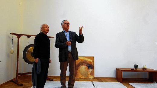 Ein hoher lichter Raum: Willigis Jäger (links) und Dirk Ahlhaus zeigen eine der beiden neuen Meditationshallen im Ostflügel des Benediktushofs. Ein hoher lichter Raum: Willigis Jäger (links) und Dirk Ahlhaus zeigen eine der beiden neuen Meditationshallen im Ostflügel des Benediktushofs.