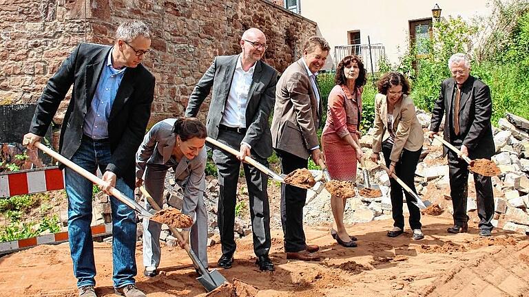 Die Stadtbibliothek in Marktheidenfeld soll Ende 2017 ins Herz der Stadt umziehen. Der Auftakt zum Bau wird beim Fest zum 30. Jubiläum der Altstadtsanierung mit dem traditionellen Spatenstich gemacht. Für das Bauprojekt an der Schmiedsecke werden 3,8 Millionen Euro investiert.