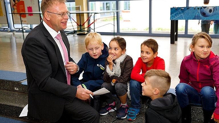 Christoph Petschenka, Geschäftsführer der „Initiative Junge Forscherinnen und Forscher“ freut sich über die Neugier der Kinder. Christoph Petschenka, Geschäftsführer der „Initiative Junge Forscherinnen und Forscher“ freut sich über die Neugier der Kinder.