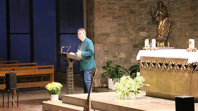 Das Bild zeigt den Initiator und Moderator des Kirchenabends, Stefan Rieß, im Altarraum der St. Jakobus-Kirche.