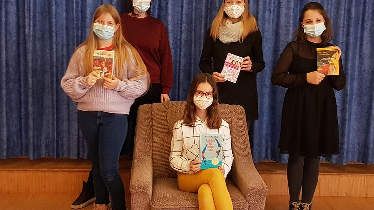 Das Foto zeigt (von links) Maya-Luna Rüttiger, Lehrerin Klara Adams, Alena Bonfing, Viola Dinkel und Vorlesesiegerin Raphaela Stebani (sitzend) nach dem Vorlesewettbewerb der Mädchenrealschule Volkach.