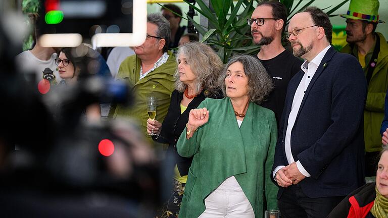 Kerstin Celina und Patrick Friedl beim gespannten Blick auf die vorläufigen Wahlergebnisse.&nbsp;