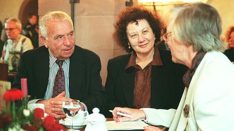 Yehuda und Chana Amichai 1994 im Gespräch mit Main-Post-Redakteurin Charlotte Breyer.