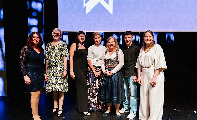 Im Juni wurde bei der Fair-Trade-Gala in Berlin gefeiert, mit den Schoko-Künstlern des Vorjahres (von links): Andrea Schmidt (Geschäftsstelle Lokale Agenda 2030), Claudia Markert (Rathenau-Gymnasium), Thalia Schurlik (Sattler-Realschule), Moderatorin Anke Engelke, Carolin Sauer (Olympia-Morata-Gymnasium), sowie Noel Mainz und Heike Schirmer da Fonseca von der Montessori-Schule. Im Juni wurde bei der Fair-Trade-Gala in Berlin gefeiert, mit den Schoko-Künstlern des Vorjahres (von links): Andrea Schmidt (Geschäftsstelle Lokale Agenda 2030), Claudia Markert (Rathenau-Gymnasium), Thalia Schurlik (Sattler-Realschule), Moderatorin Anke Engelke, Carolin Sauer (Olympia-Morata-Gymnasium), sowie Noel Mainz und Heike Schirmer da Fonseca von der Montessori-Schule.