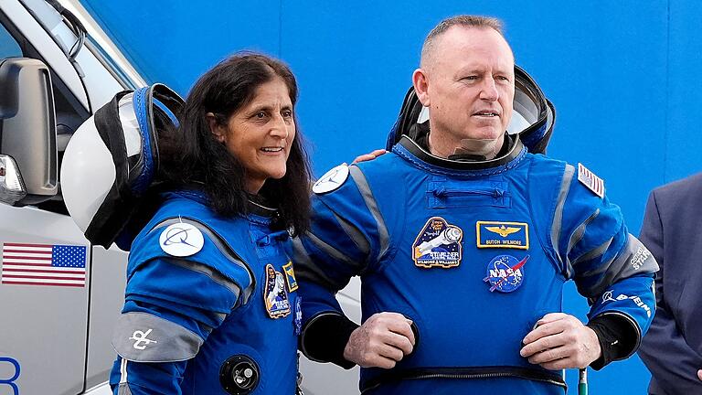 Nasa-Astronauten Suni Williams (l) und Barry Wilmore       -  Die Nasa-Astronauten Suni Williams und Barry Wilmore bleiben länger im All