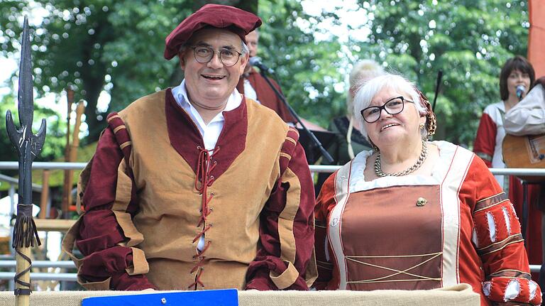 Mit Leidenschaft beim Walpurgisgericht dabei: die Oberndorfer Stefan Funk und Marianne Prowald, die sich auch als Stadträte für ihren Stadtteil engagieren.