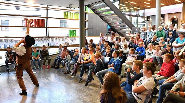 Die Kinder schauten gebannt zu, wie sich Gaukler Dan einen riesigen Popel aus der Nase zog.