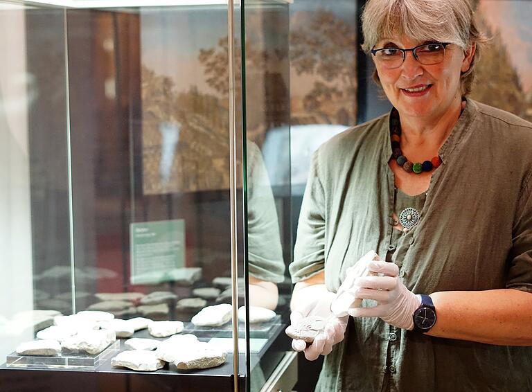 Claudia Lichte mit den berühmten 'Lügensteinen' – gefälschten Fossilien, die im 18. Jahrhundert für einen Skandal sorgten.&nbsp;