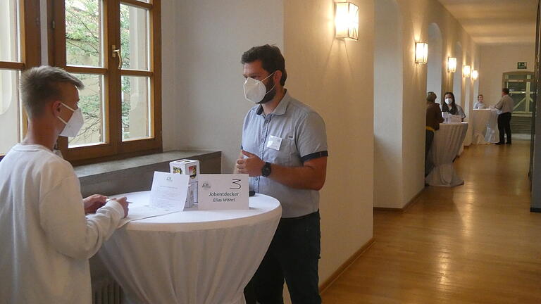 Im Gang vor dem Sitzungssaal im Landratsamt fand das Speed-Dating statt. Im Gang vor dem Sitzungssaal im Landratsamt fand das Speed-Dating statt.