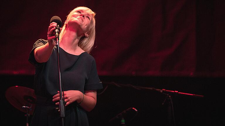 Carolin Obieglo, bekannt durch das Duo Caroline No, sang am Samstag vor rund 700 Besuchern beim Würzburger Hafensommer. Carolin Obieglo, bekannt durch das Duo Caroline No, sang am Samstag vor rund 700 Besuchern beim Würzburger Hafensommer.