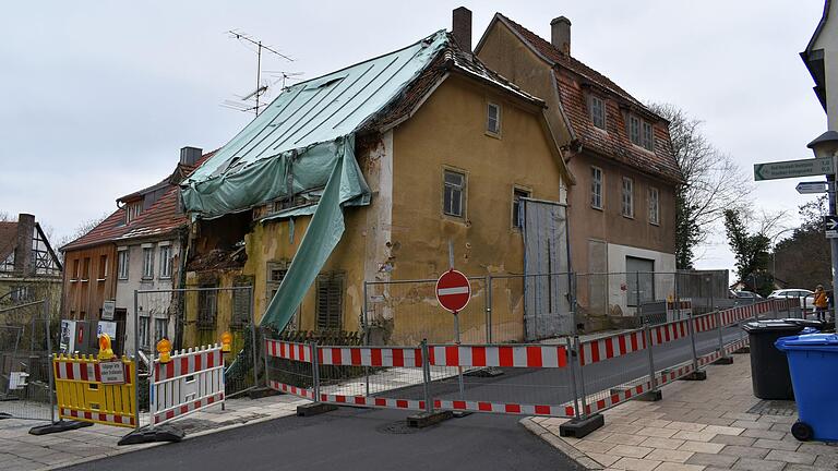 Die Kurhausstraße entlang des 'Schmitts Mary Hauses' im Bad Neustädter Ortsteil Bad Neuhaus wurde aus Sicherheitsgründen am Dienstagmittag gesperrt.