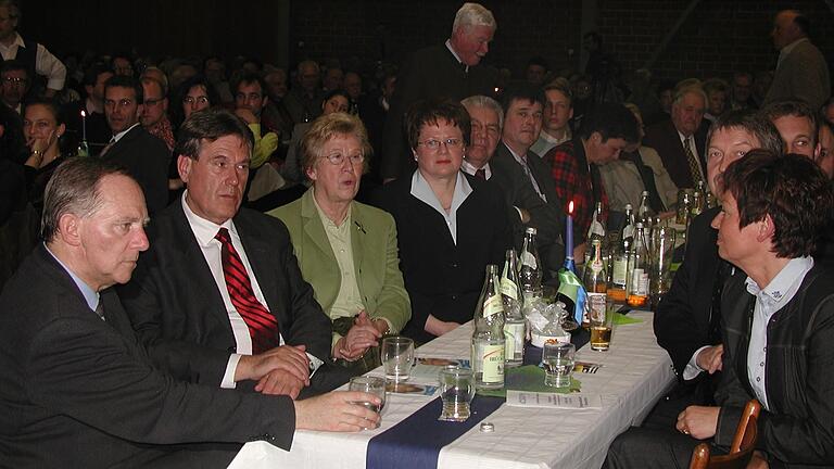 Wolfgang Schäuble bei der Aschermittwoch-Kundgebung des CSU-Kreisverbands Kitzingen im Jahr 2003. Neben ihm Michael Glos und die langjährige CSU-Bezirks- und Kreisrätin Ruth Bauer. Gegenüber haben Ilse Glos und Otto Hünnerkopf Platz genommen.