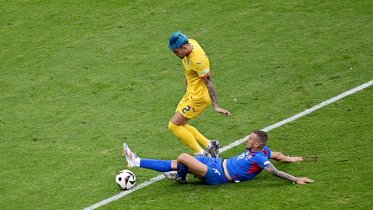 Zweikampf       -  Der Slowake Lukas Haraslin (r) kommt vor Andrei Ratiu aus Rumänien an den Ball.