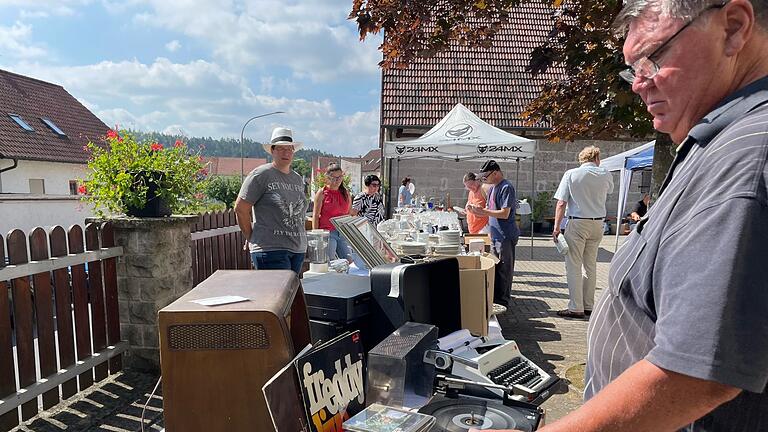 Aus der nicht-digitalen Zeit stammen diese Flohmarkt-Artikel: Radio, Plattenspieler und Schreibmaschine. Aus der nicht-digitalen Zeit stammen diese Flohmarkt-Artikel: Radio, Plattenspieler und Schreibmaschine.