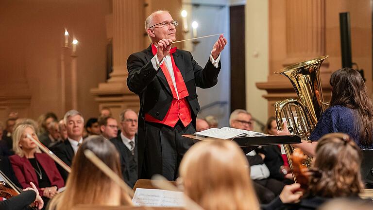 Unter der Leitung von Markus Popp (Mitte) nahm das Akademische Orchester die Gäste mit auf eine musikalische Reise, in der ersten Reihe lauschten (von links) unter anderem Regierungspräsidentin Susanne Weizendörfer, der neue Unibund-Vorsitzende Gunther Schunk und Uni-Präsident Paul Pauli.