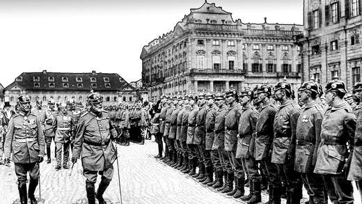 König mit Pickelhaube: Am 28. Juni 1914 inspiziert Ludwig III. auf dem Residenzplatz Militäreinheiten, die in Würzburg stationiert sind.