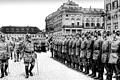König mit Pickelhaube: Am 28. Juni 1914 inspiziert Ludwig III. auf dem Residenzplatz Militäreinheiten, die in Würzburg stationiert sind.