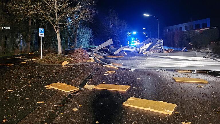 Sturmtief 'Zeynep' hat am Freitagabend Teile eines Schuldachs der Erich-Kästner-Schule in Kitzingen abgedeckt. Im Liveblog erfahren Sie, was aktuell in der Region passiert.