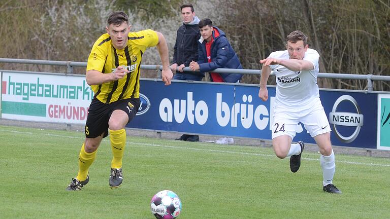 Sie jagen dem Ball hinterher: Vilzings Maximilian Wolf (links) und Karlburgs spielender Co-Trainer Sebastian Fries