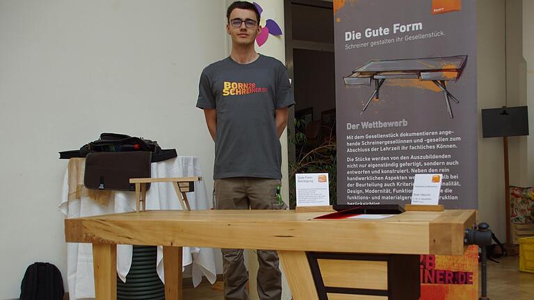 Von der Werkbank ließ sich Sven Heurich inspirieren. Sein Gesellenstück kann als Schreibtisch, aber auch als Flurmöbel verwendet werden. Die Schraubzwinge sorgt dafür, dass noch Anbauteile flexibel ergänzt werden könnten. Von der Werkbank ließ sich Sven Heurich inspirieren. Sein Gesellenstück kann als Schreibtisch, aber auch als Flurmöbel verwendet werden. Die Schraubzwinge sorgt dafür, dass noch Anbauteile flexibel ergänzt werden könnten.