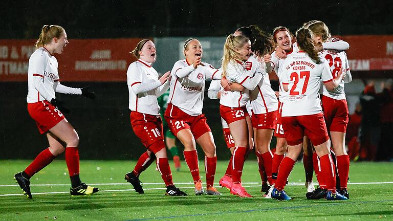 Die Spielerinnen der Würzburger Kickers jubeln über ihr zweites Tor gegen den SC Dortelweil. Die Kickers-Frauen haben ihr Heimspiel gegen die Fußballerinnen aus dem Wetteraukreis gewonnen.